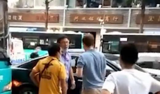 国外爆料南京打人视频,国外爆料视频揭露惊人一幕